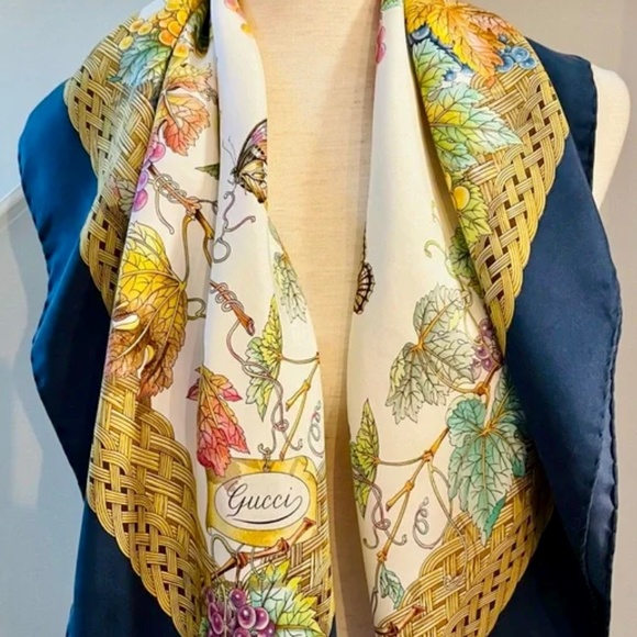 Gucci silk grape vines bees butterfly’s multicoloured fall leaves scarf - Picture 5 of 9